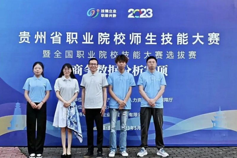 韦友明在多次大赛中指导学生取得优异成绩。