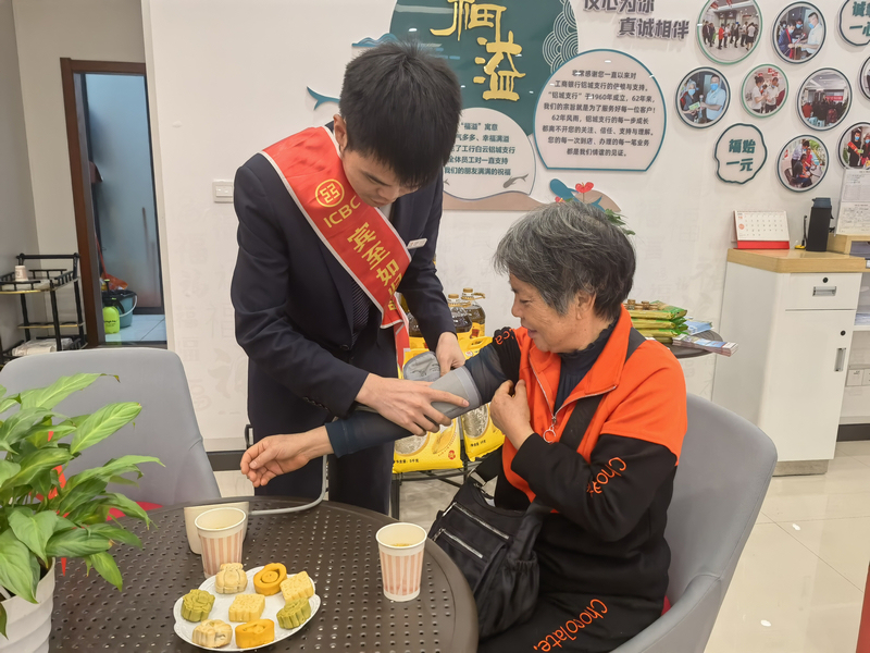 工作人员为老年客户测量血压。图片由工行贵阳白云支行提供