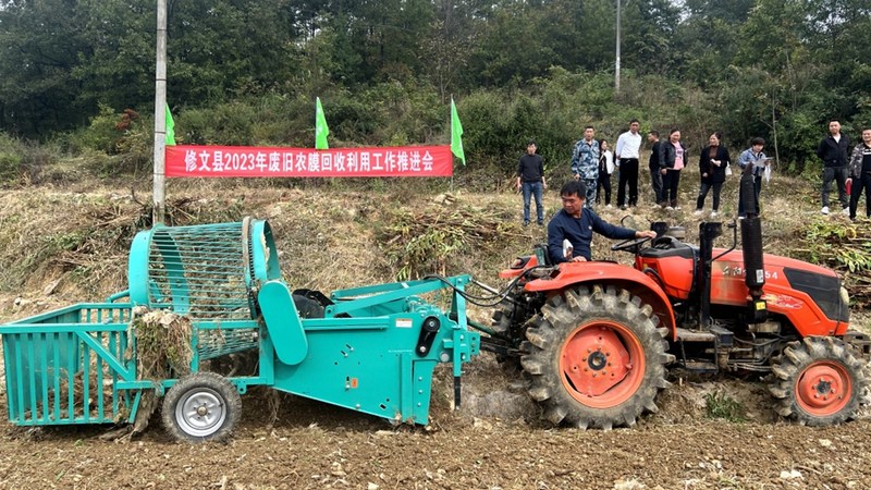 废旧农膜回收利用工作推进会上技术人员详细介绍废旧农膜回收机的特点、使用技术及效益分析等方面的内容 修文县融媒体中心刘珊珊 摄.jpg