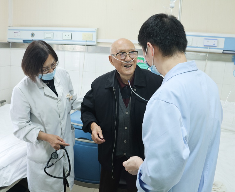 院方密切关注许波涛老人的身体情况。陈飞宏摄