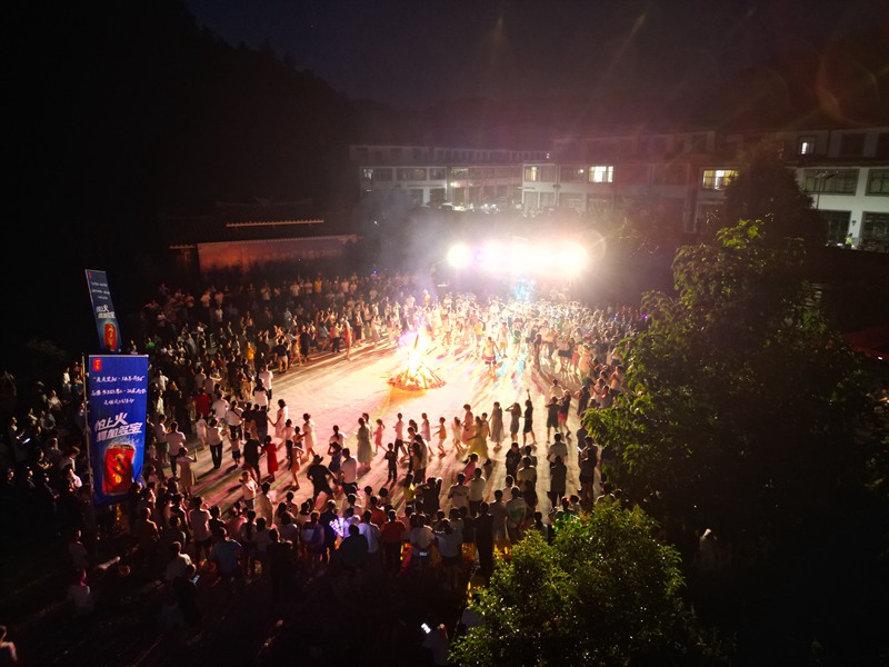 篝火晚会。