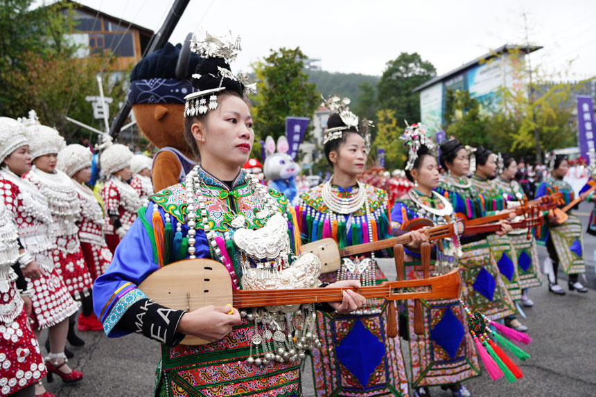现场少数民族表演精彩纷呈。2023贵州环雷公山马拉松组委会供图