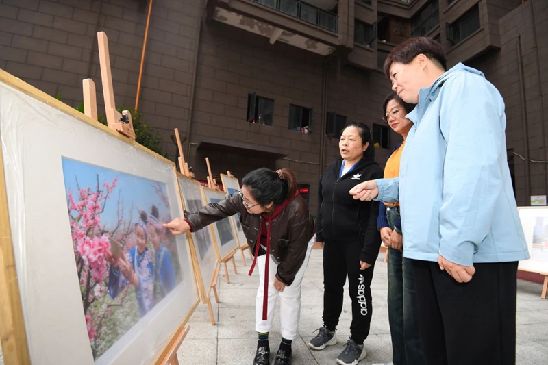 南明区太慈桥街道电建一公司社区的居民正在观赏“党建+”社区综合文化站集文化·城市记忆摄影巡展