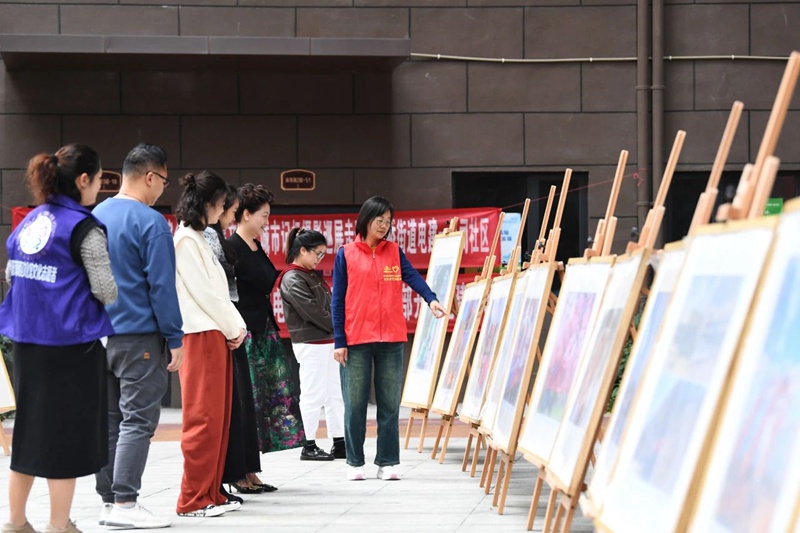 南明区太慈桥街道电建一公司社区的居民正在观赏“党建+”社区综合文化站集文化·城市记忆摄影巡展