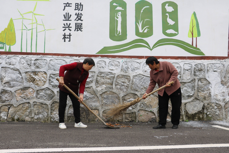 新场村村民打扫卫生。