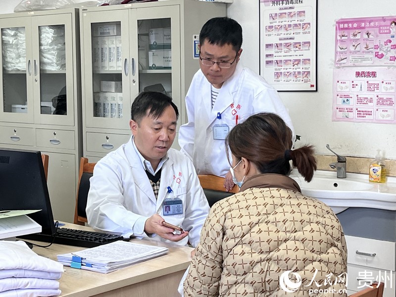 张毅正在接诊病人（左一）。人民网 陈洁泉摄.jpeg