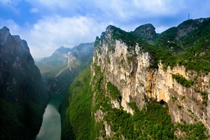 花江大峡谷风景名胜区大峡谷属北盘江流域，长80余公里，有“地球裂缝”之称。