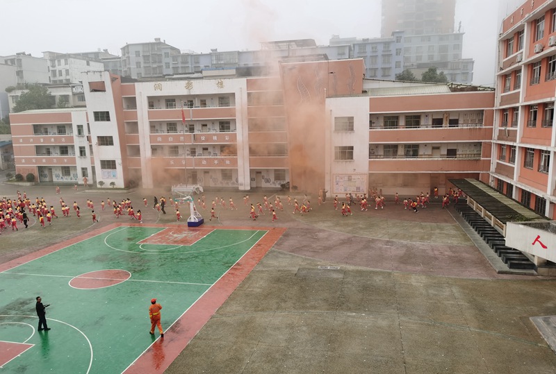 图为：开阳县第三小学开展消防演练