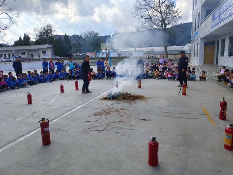 图为：龙岗镇坝子民族小学实操培训