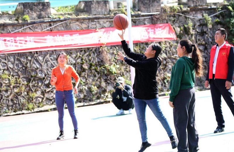 3.村民們正在廣場上打籃球。貴州體育彩票管理中心供圖.jpg