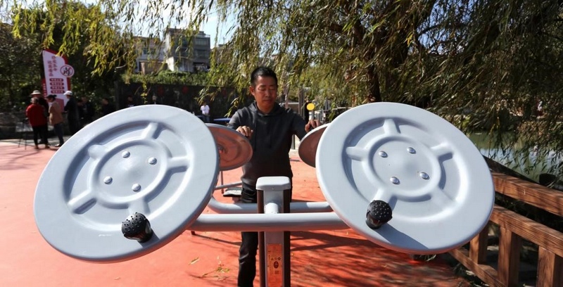 4.村民在广场上锻炼身体。贵州体育彩票管理中心供图.jpg