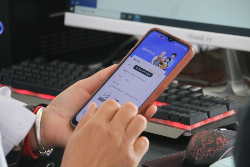 村医为村民的电子医保添加家庭成员。