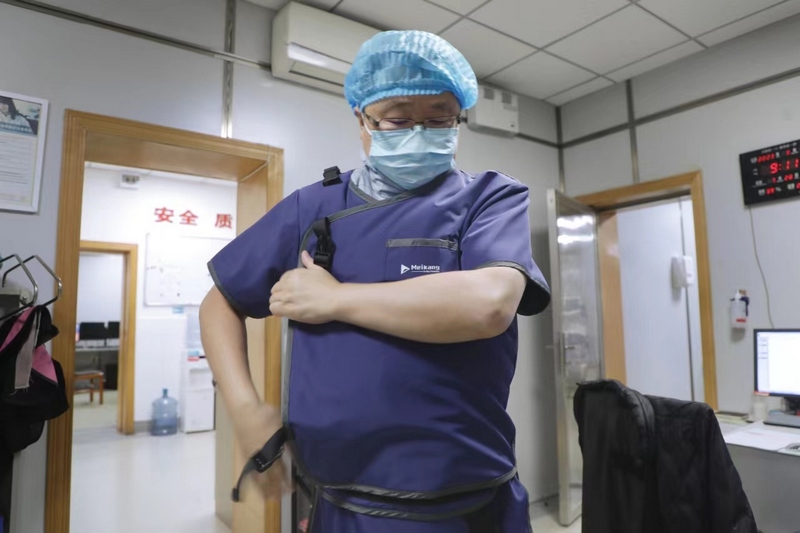 杨龙穿上20多斤重的铅衣准备上手术台。贵州省人民医院供图.jpeg