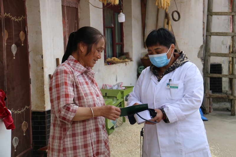 村医向居民解读医保报销政策。
