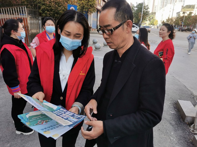 图为：发放“治风”宣传手册