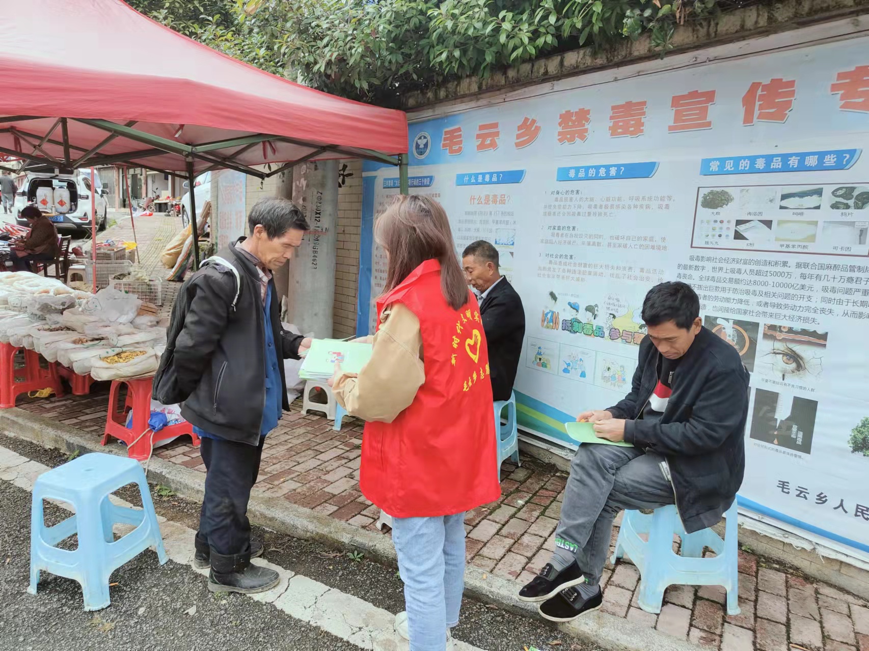 图为：赶集日发放宣传资料 (2)