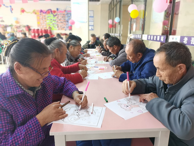 老人们在老吾老驿站学习绘画。