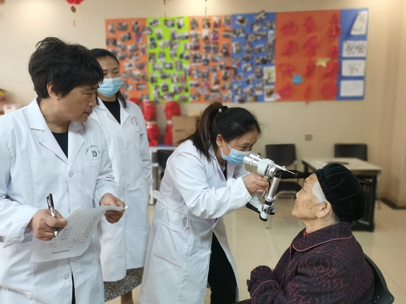 图为：东湖社区联合开阳县人民医院、东湖社区卫生室在老吾老驿站开展义诊进社区活动，给老人们体检，讲解健康保健知识。