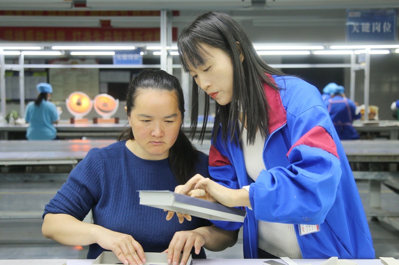 贵州铭丰包装有限公司 内工人们在交流工作。