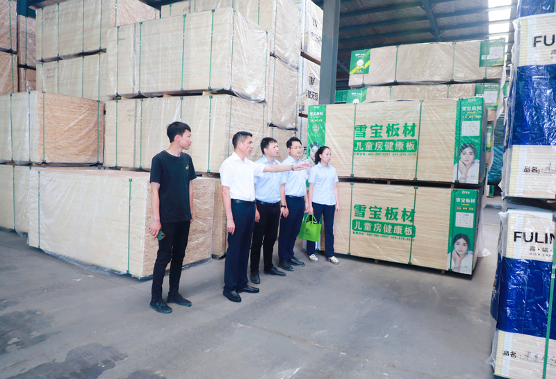 郵儲銀行榕江縣支行客戶經理到貴州華宏木業有限公司做貸后檢查。
