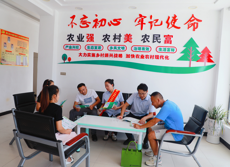 郵儲銀行榕江縣支行客戶經理在忠誠鎮樂鄉村開展信用貸款業務宣傳。