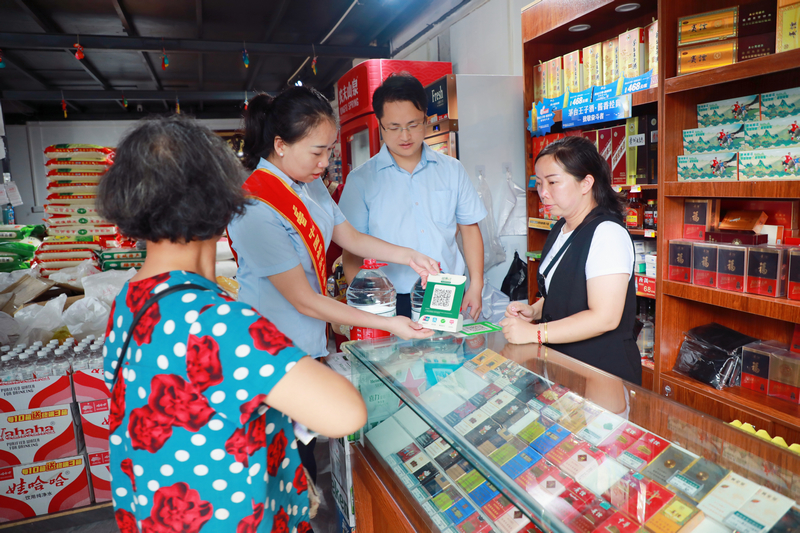 郵儲銀行榕江縣支行在開展“村超”特惠商圈建設。