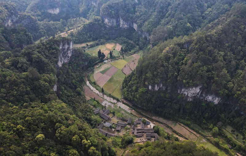 2023年4月13日航拍“天坑村” （龙晓东 摄）