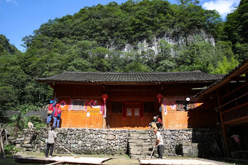 2023年6月26日，“天坑村”服务队为山洞组村民检查用电线路。
