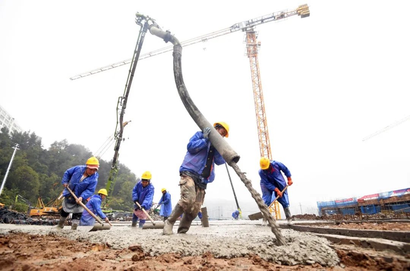图片（2）建设者们正在进行地下室底板混凝土垫层浇筑施工作业