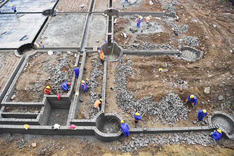 图片（3）建设者们正在进行地下室底板施工作业