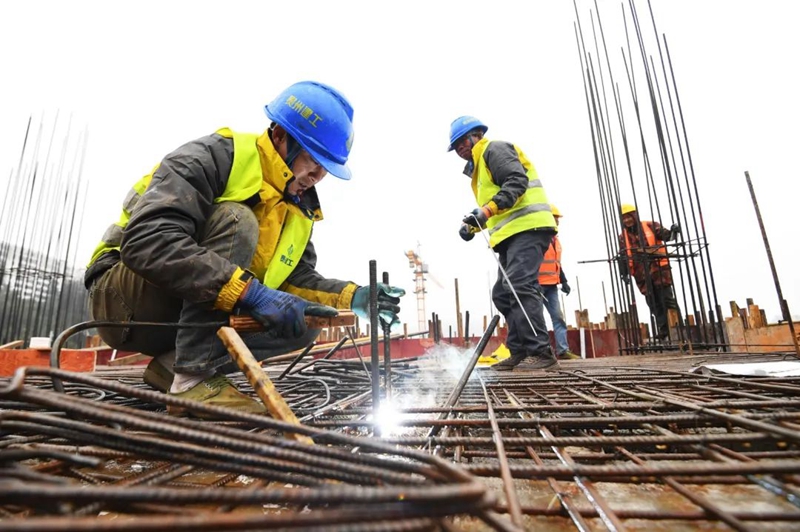 图片（4）建设者们正在进行钢筋焊接作业