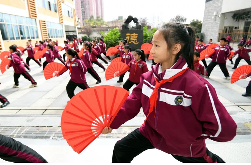 学生利用课间十分钟做“红扇操”。