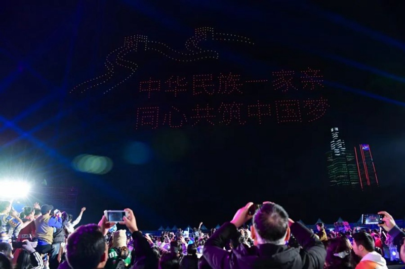 无人机表演和现场璀璨灯光交相辉映。