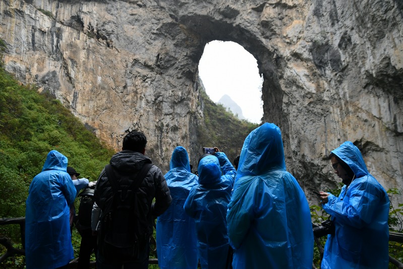 媒體記者參觀大小井洞穴.jpg