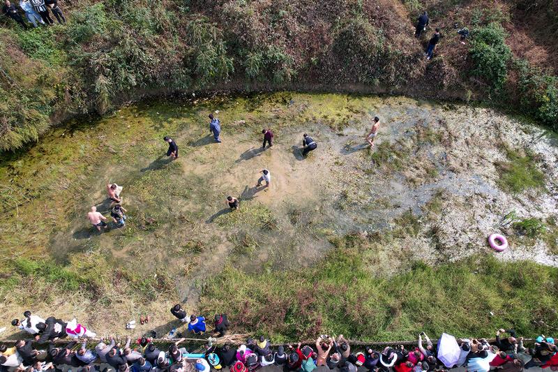11月19日，在百里杜鹃管理区迎丰村，群众参加“浑水摸鱼”活动。
