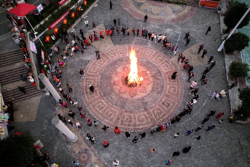 11月19日，在百裡杜鵑管理區迎豐村，群眾一同參加篝火。