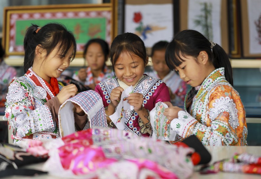 2023年11月16日，贵州省黔西市新仁苗族乡折溪小学的学生们在练习刺绣。