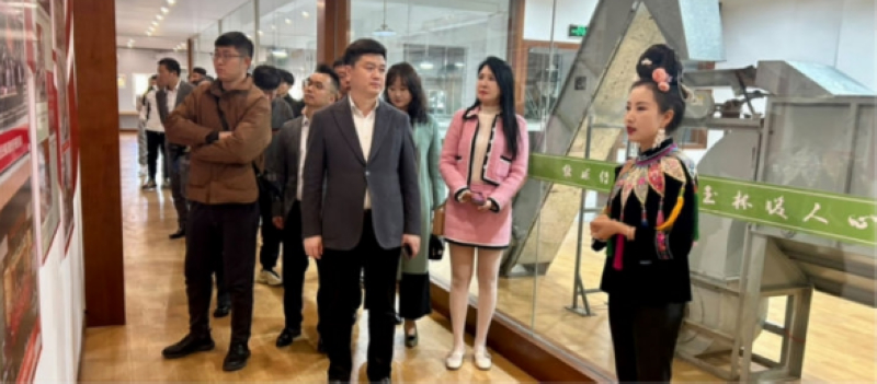 实地参观优秀企业考察学习。