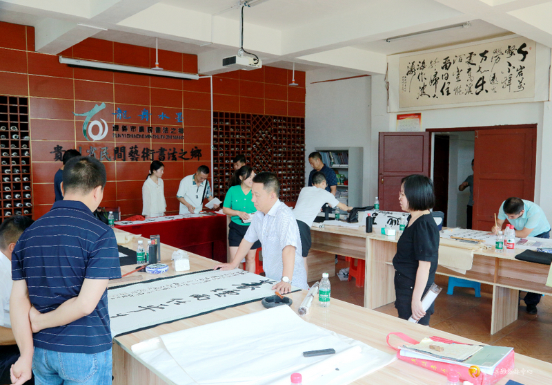 3、回龙镇洞湾村依托书法之乡的文化背景打造“龙舞水墨”文明实践品牌。