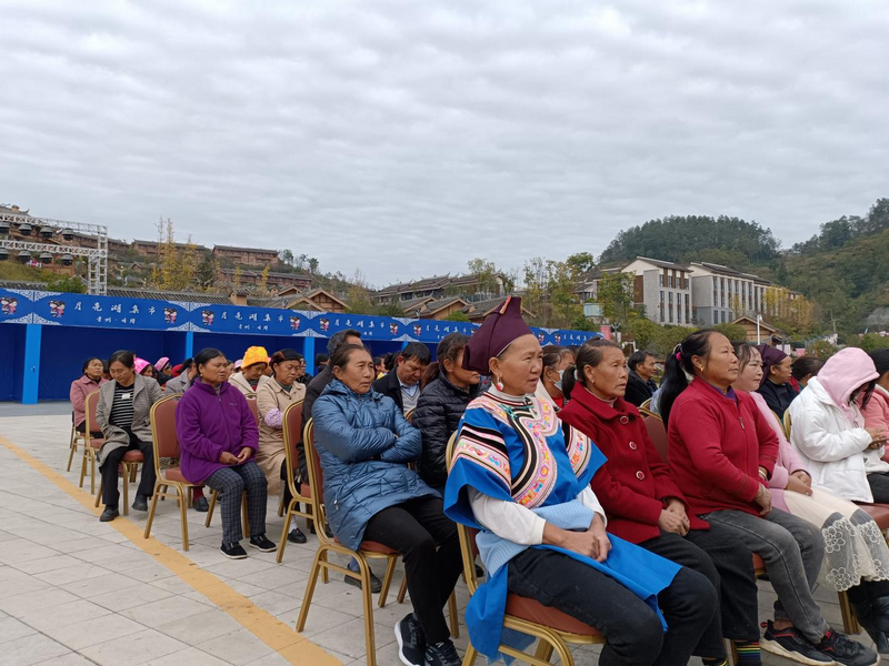 群众认真聆听演讲。