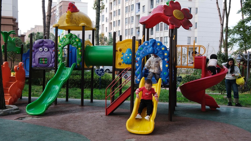 儿童在天瑞森林公园游乐场玩耍（王婵娟 摄）.JPG