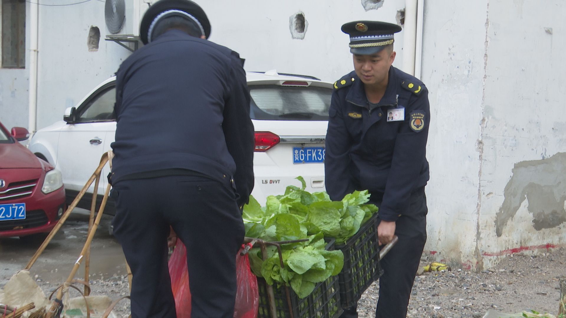 幫助商販搬運蔬菜。