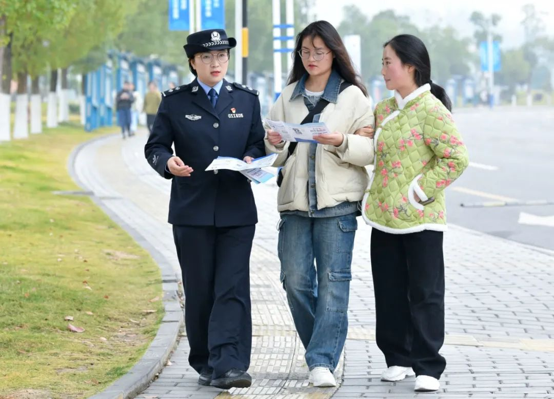刘媛媛与学生们一起。喻实摄