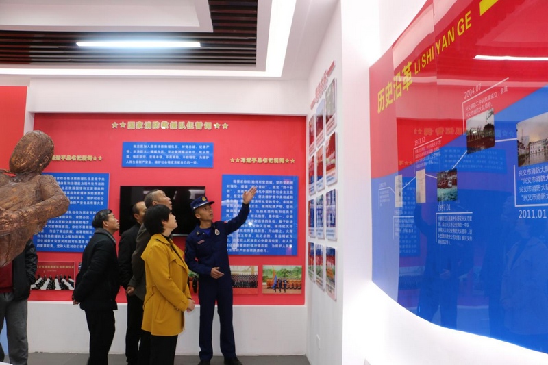 参观消防展厅。