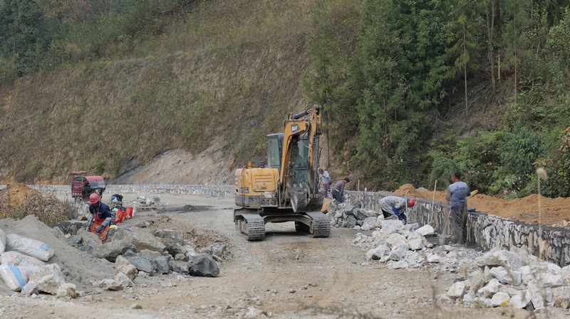 海坝村道路修建工程正在施工。