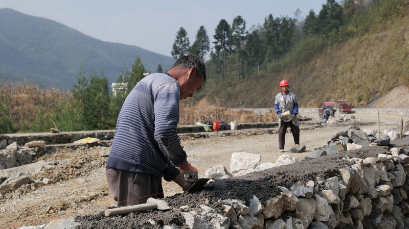 海坝村道路修建工程正在施工。