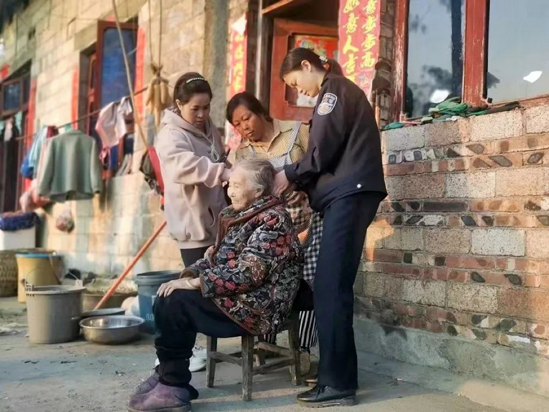 民警、警务助理帮老人梳理头发 。北盘江中心派出所供图