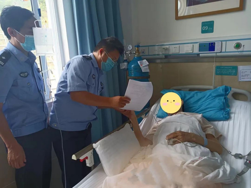 民警帮群众摁指纹。望谟县公安局供图