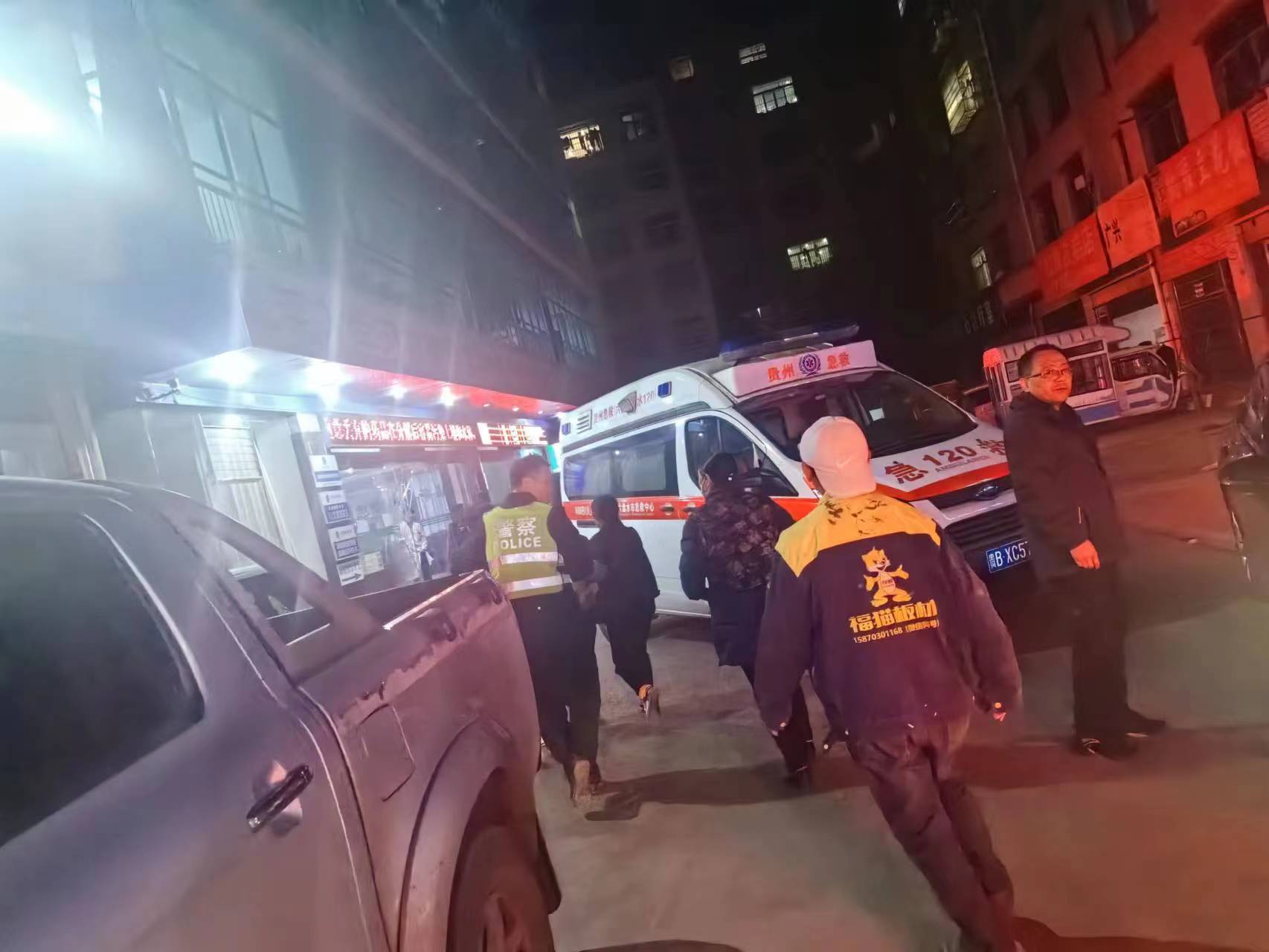 交警大队将伤者紧急送医。