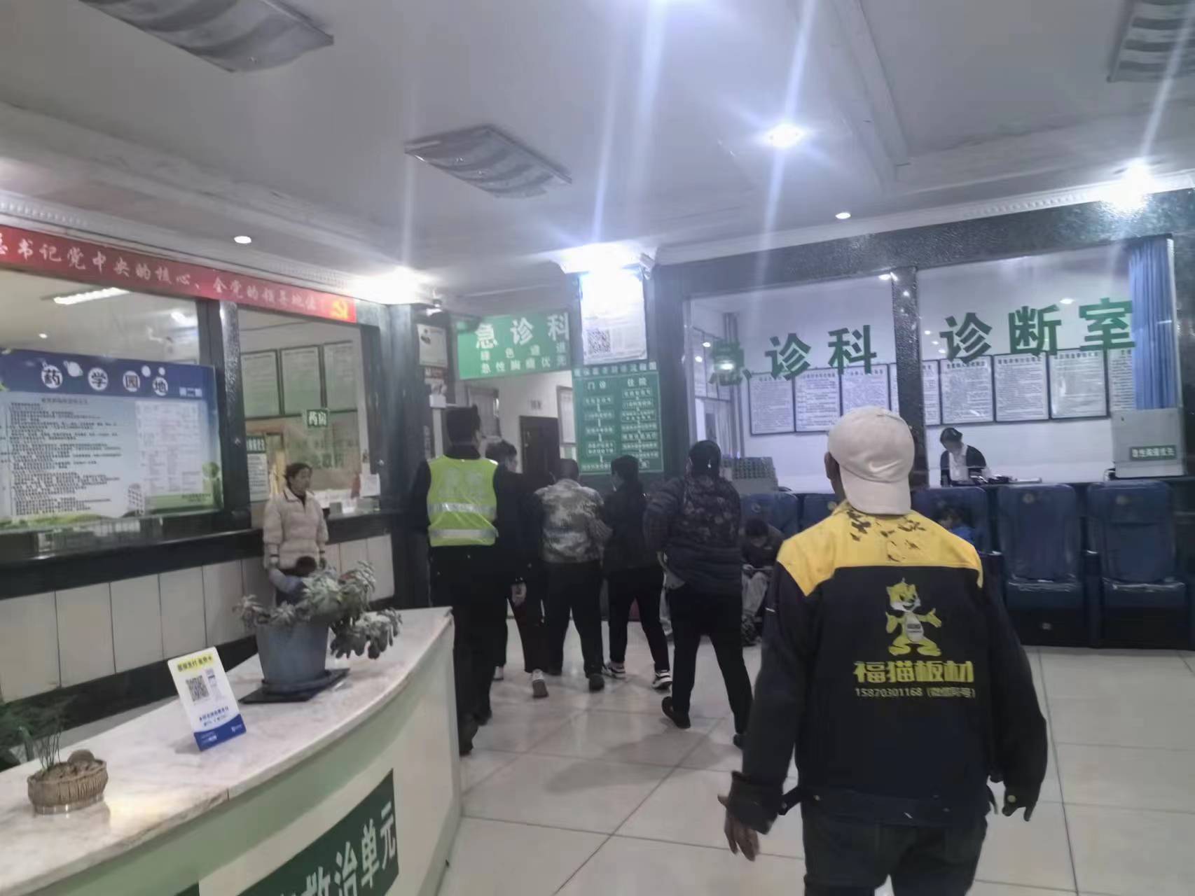 交警大队将伤者紧急送医。